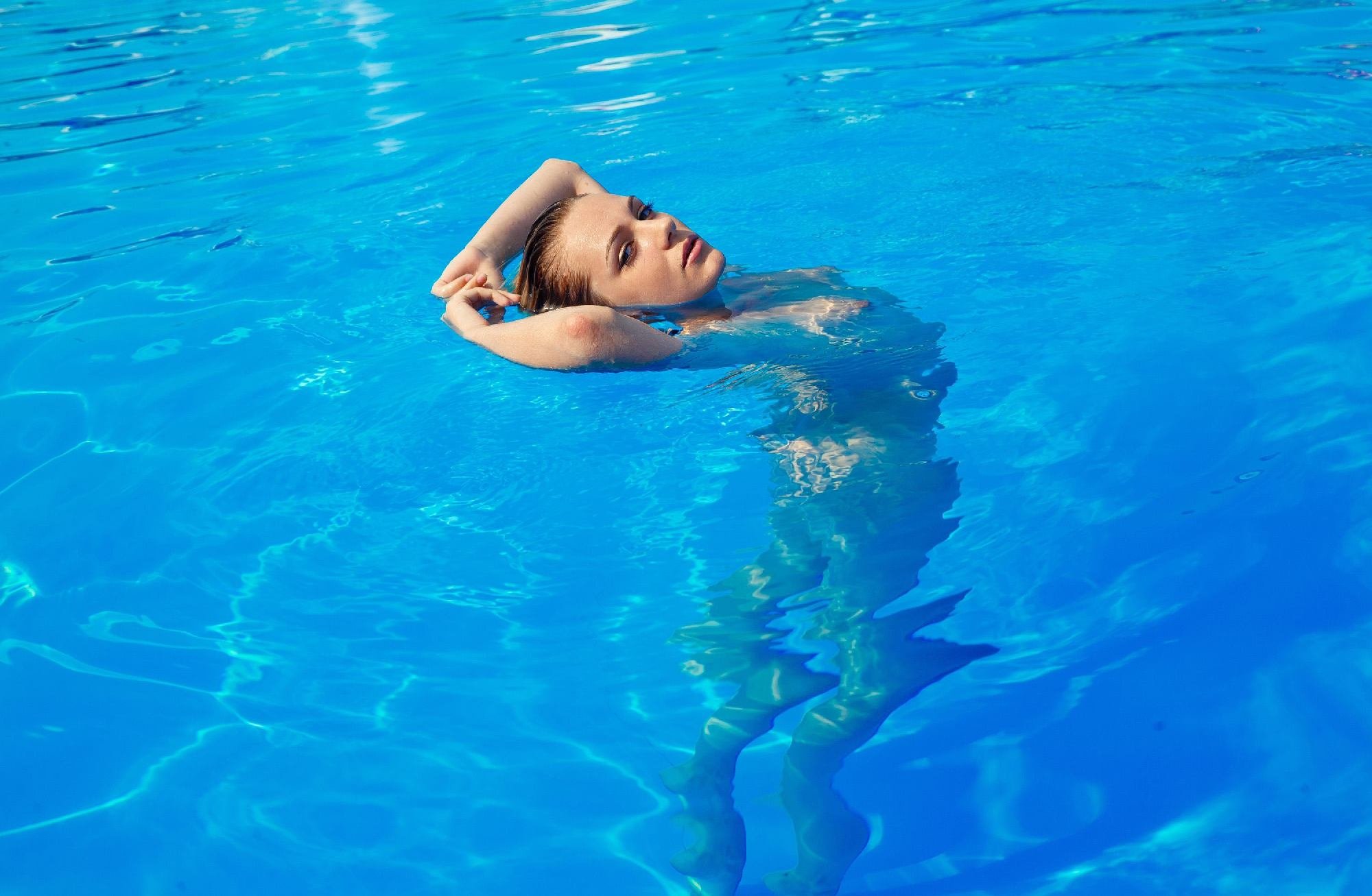 Эротика у бассейна с Carolyn Cage 15 фото эротики