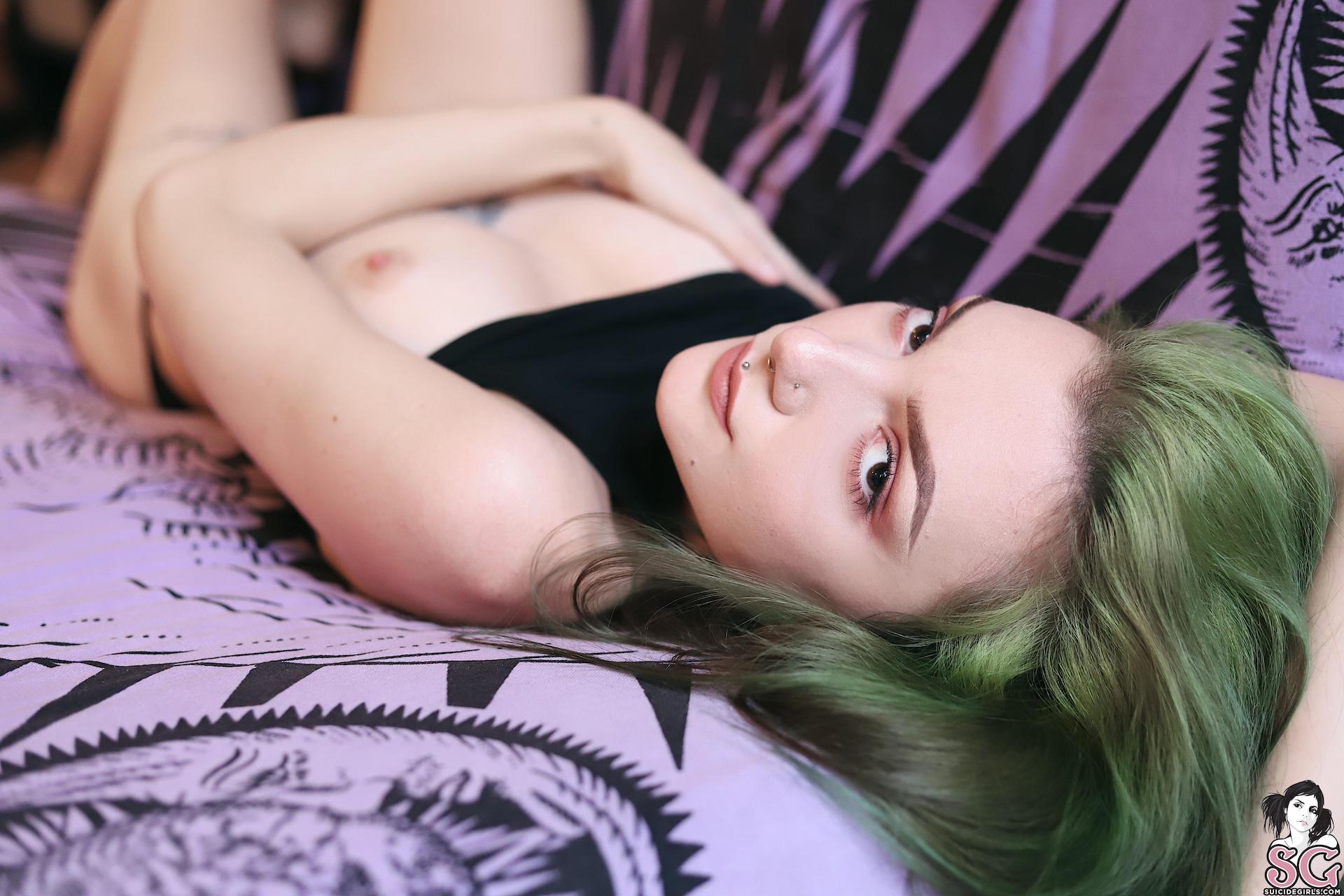 Зеленые волосы и красивые сиськи