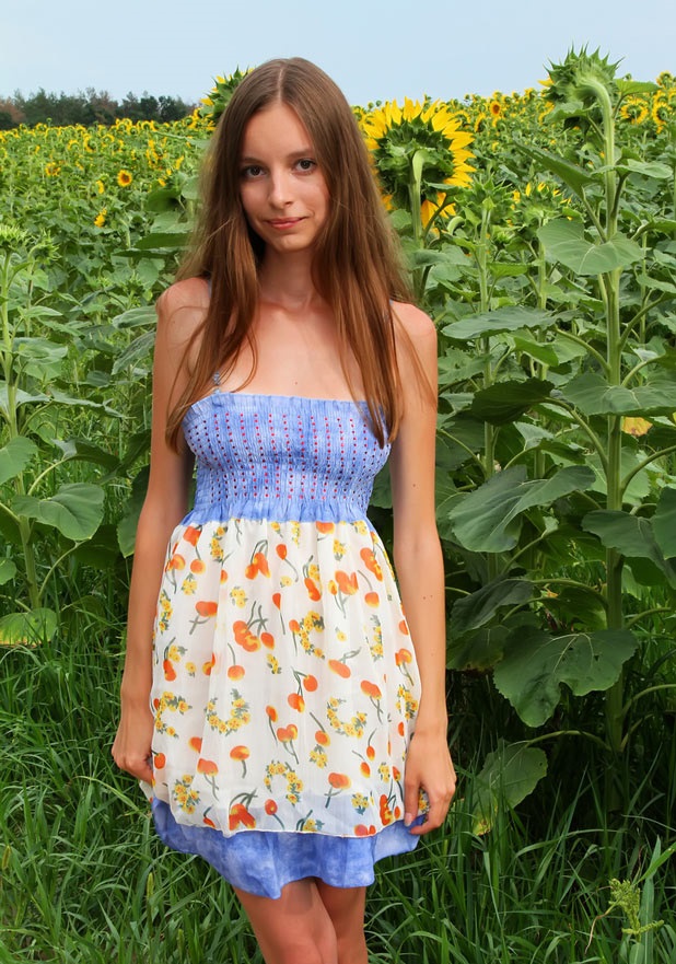 фото голая девушка среди цветов
