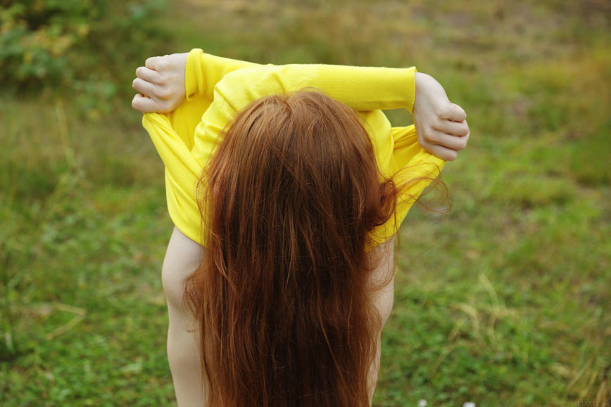 Обнаженная девушка с рыжими волосами