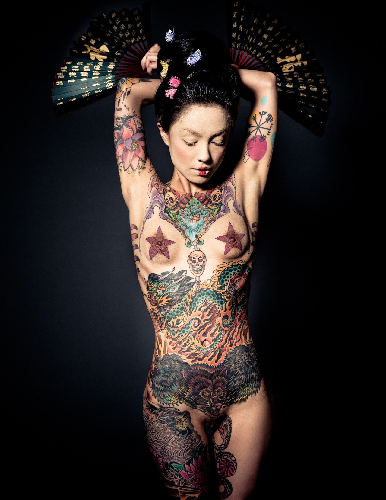 Азиатка в татуировках
