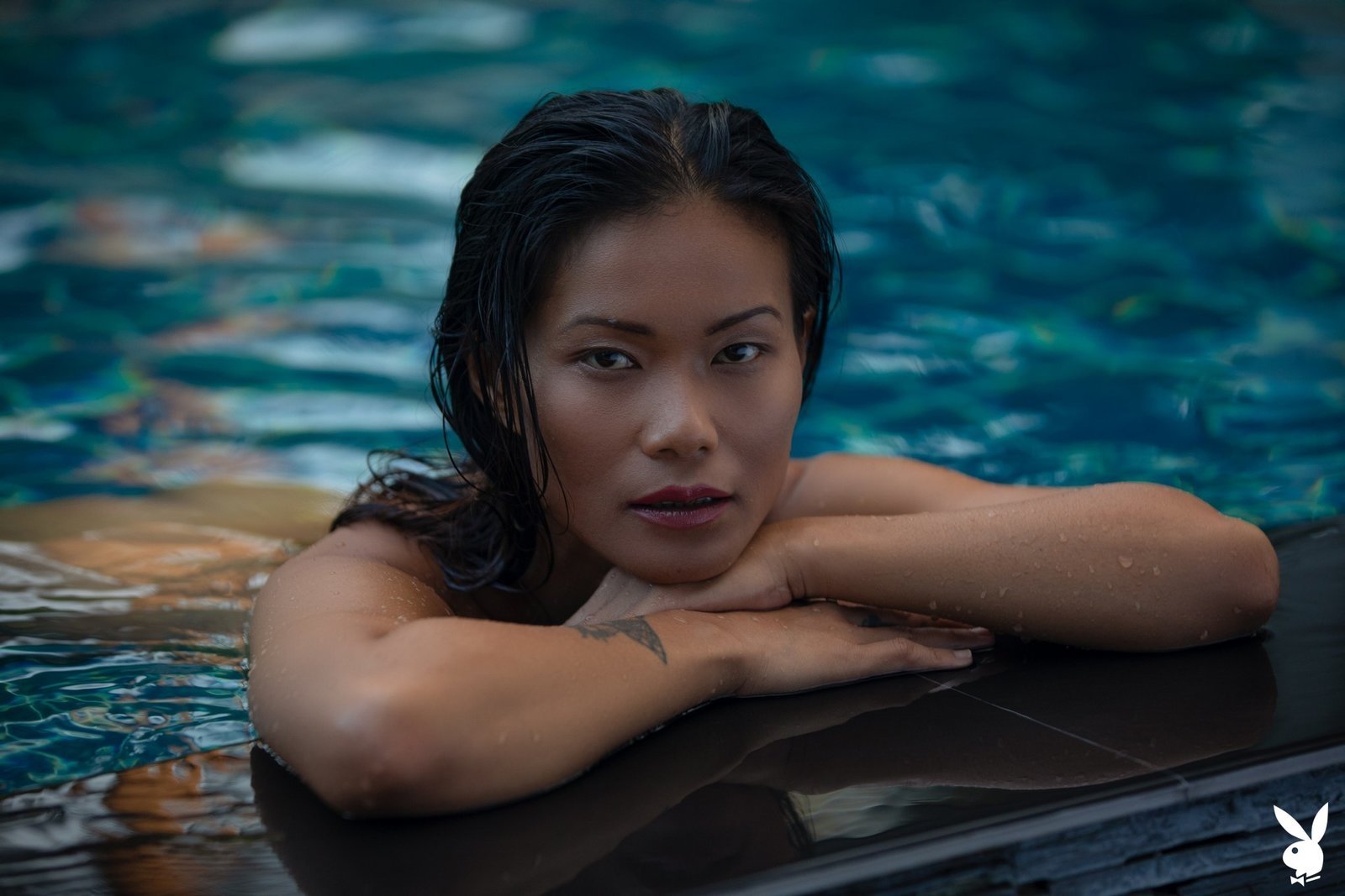 Азиатка сняла купальник в бассейне