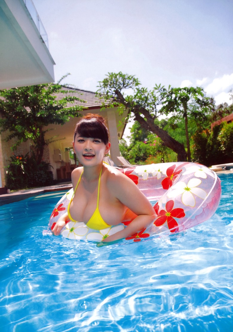 Китаянка в бассейне 