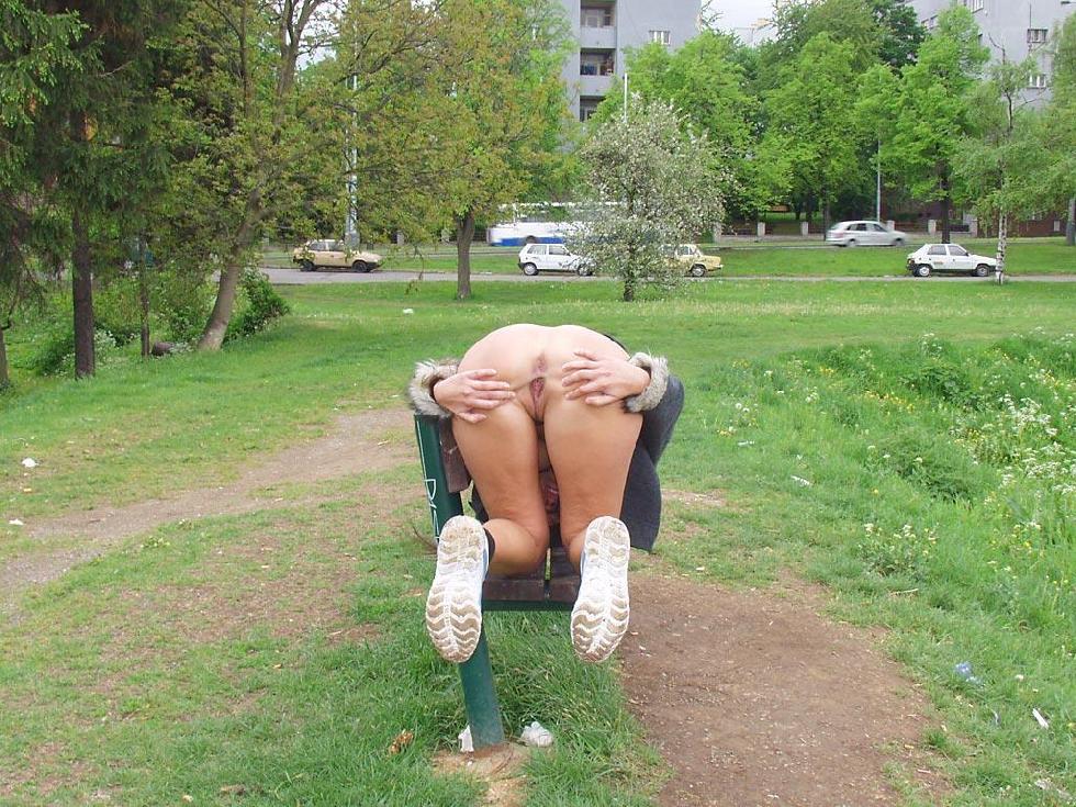 Фото нескромной бляди с голой попкой в парке